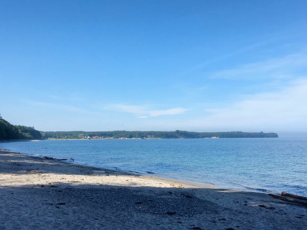 Strand mit Blick auf Hesnäs